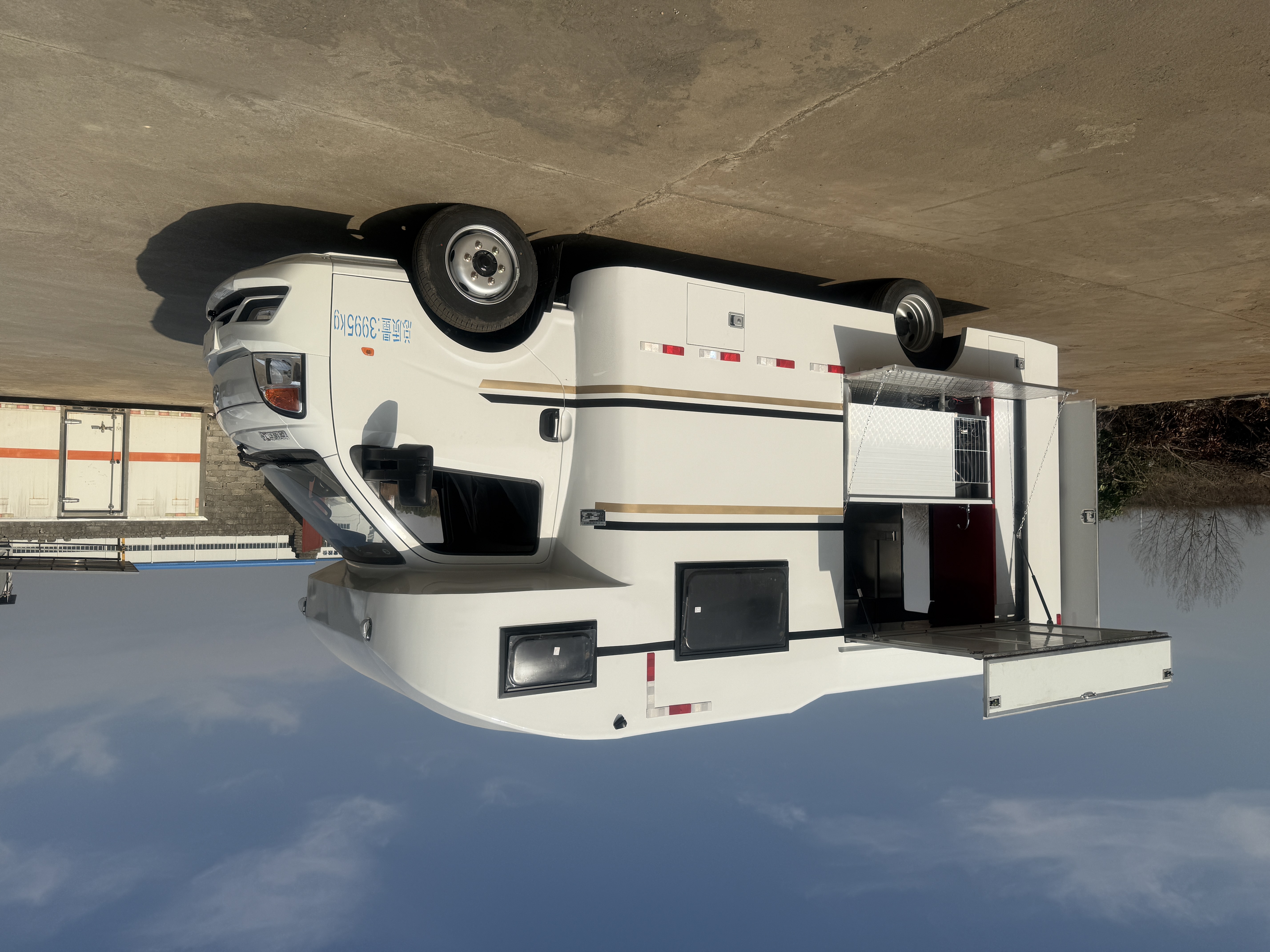 长安自动挡柴油房餐一体车｜一车双能，旅居与创收皆从容